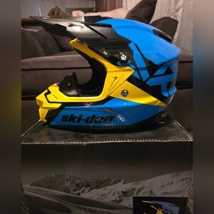 *NEW* Ski-doo XP-3 Helmet Size Medium Unisex